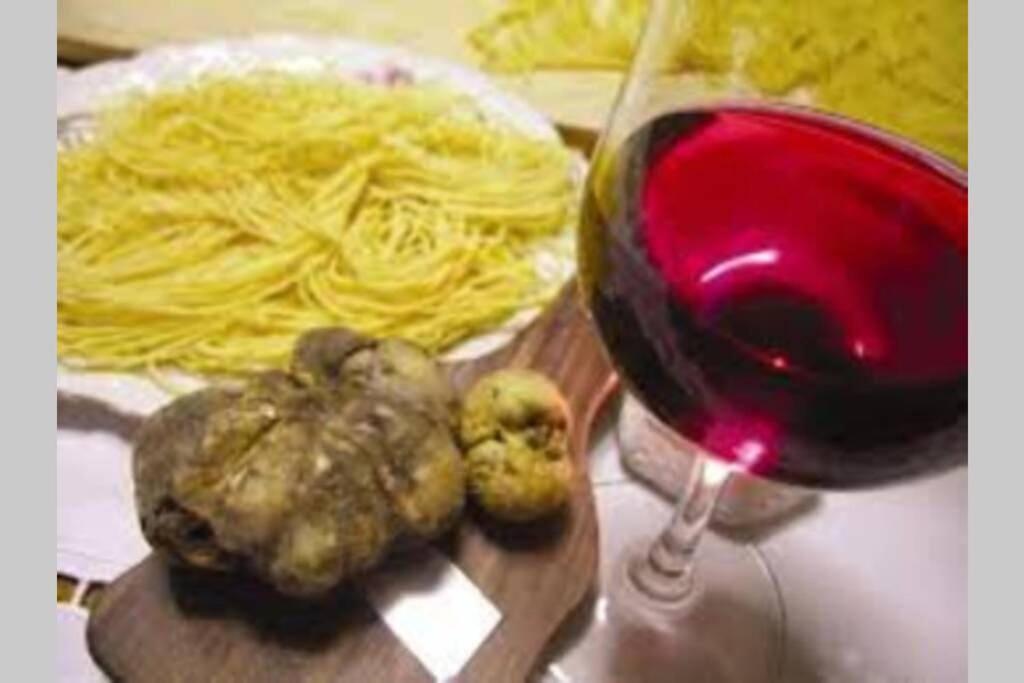 Ex Ostu Impero: vino, tartufo ed ospitalità Apartamento La Morra Exterior foto